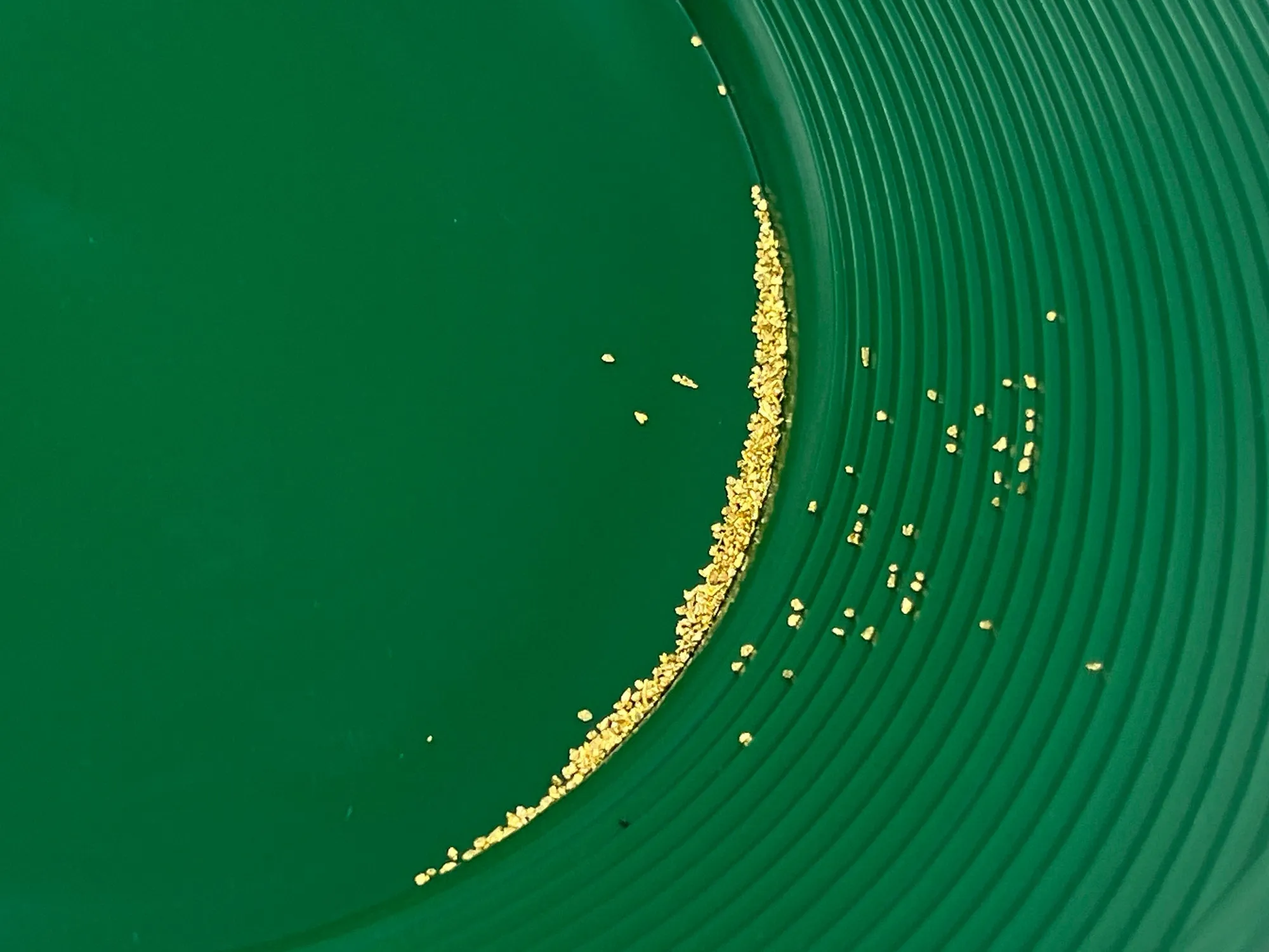 Sluice Box Compact Gold Panning Kit; portable sluice box and 2 classifier sifting pans; classify while you sluice with this patented prospecting tool set (green color)
