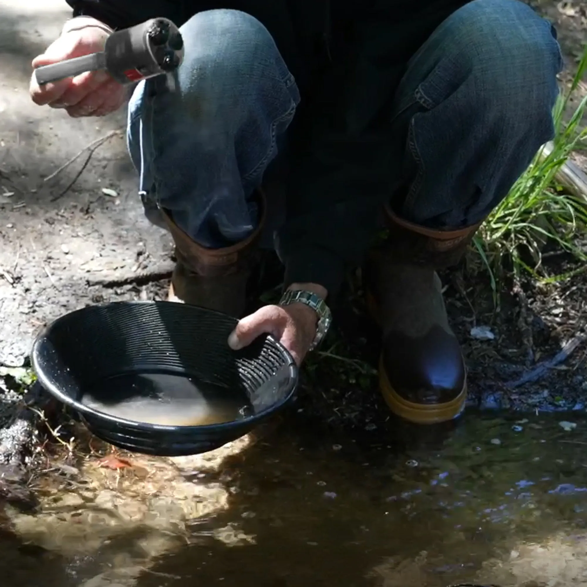 Sluice Box Compact Gold Panning Kit; portable sluice box and 2 classifier sifting pans; classify while you sluice with this patented prospecting tool set (green color)